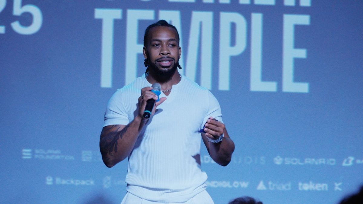 Quan hosting on stage at Solana Temple